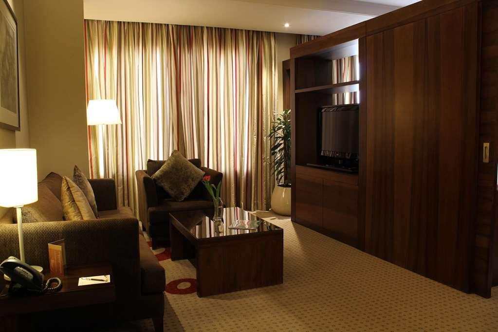 Safir Fintas Hotel Kuwait Koweït Chambre photo A suite at the hotel
