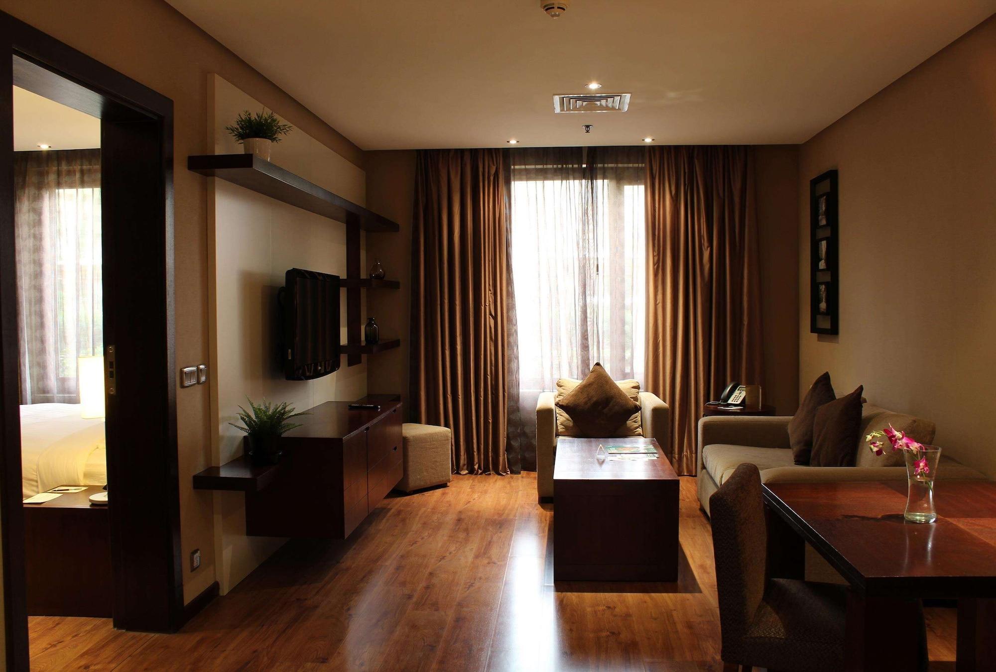 Safir Fintas Hotel Kuwait Koweït Extérieur photo A suite at the hotel