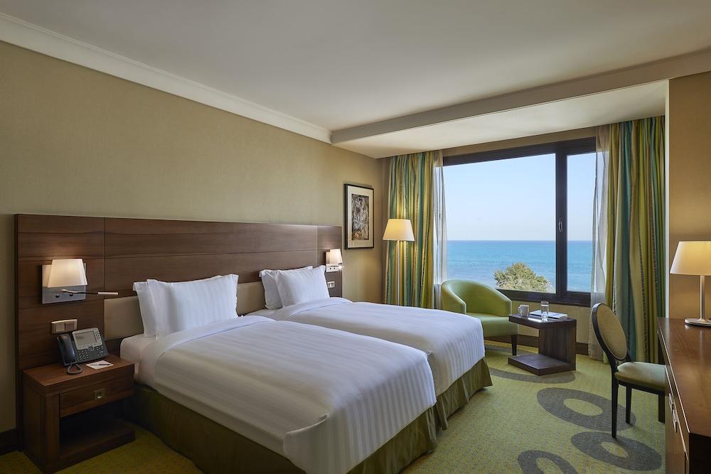 Safir Fintas Hotel Kuwait Koweït Extérieur photo A room at the hotel