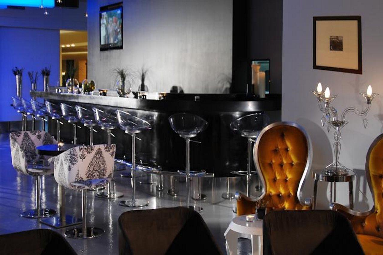 Safir Fintas Hotel Kuwait Koweït Restaurant photo The bar at the 1001 nights lounge