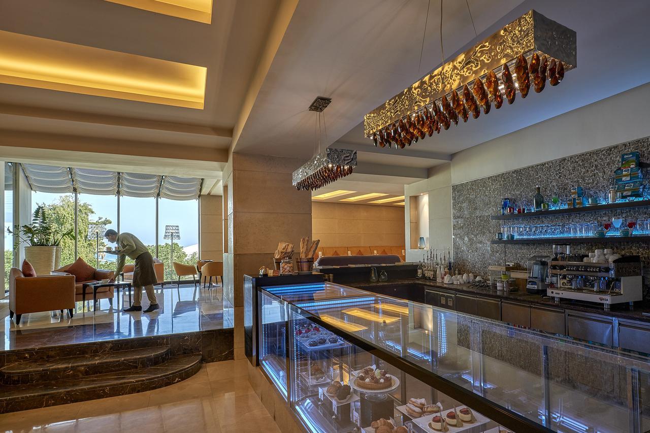 Safir Fintas Hotel Kuwait Koweït Extérieur photo The lobby bar