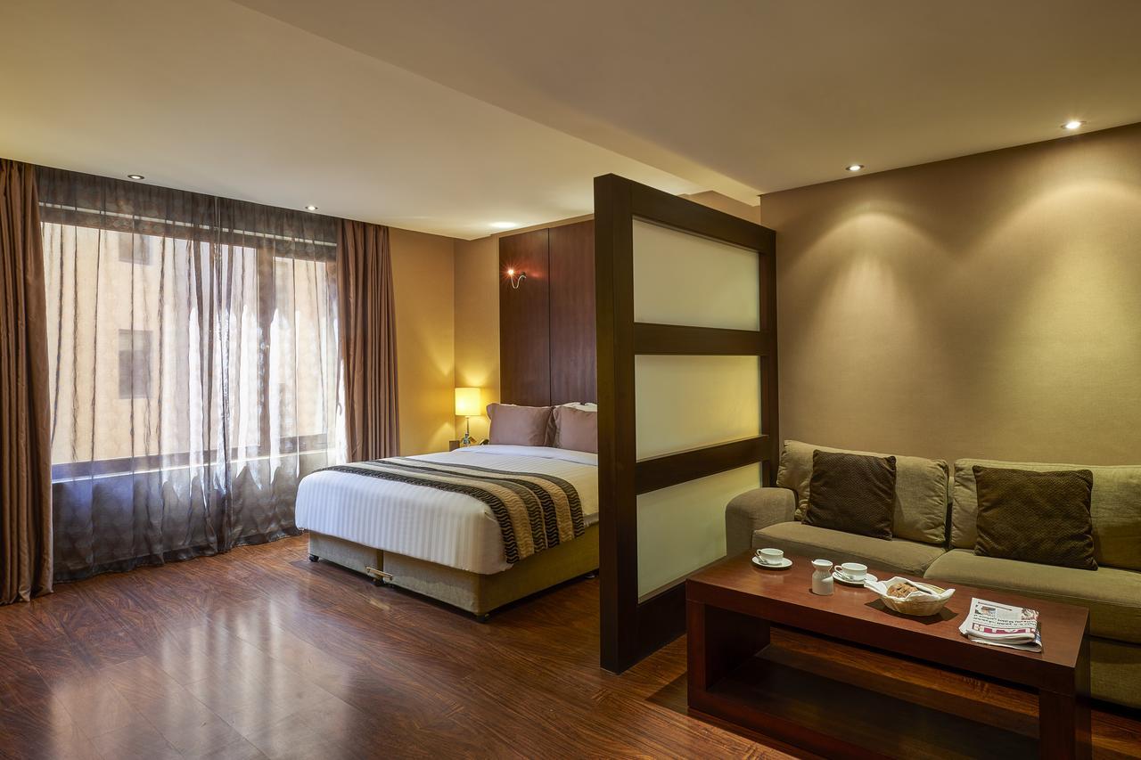Safir Fintas Hotel Kuwait Koweït Extérieur photo A room at the hotel