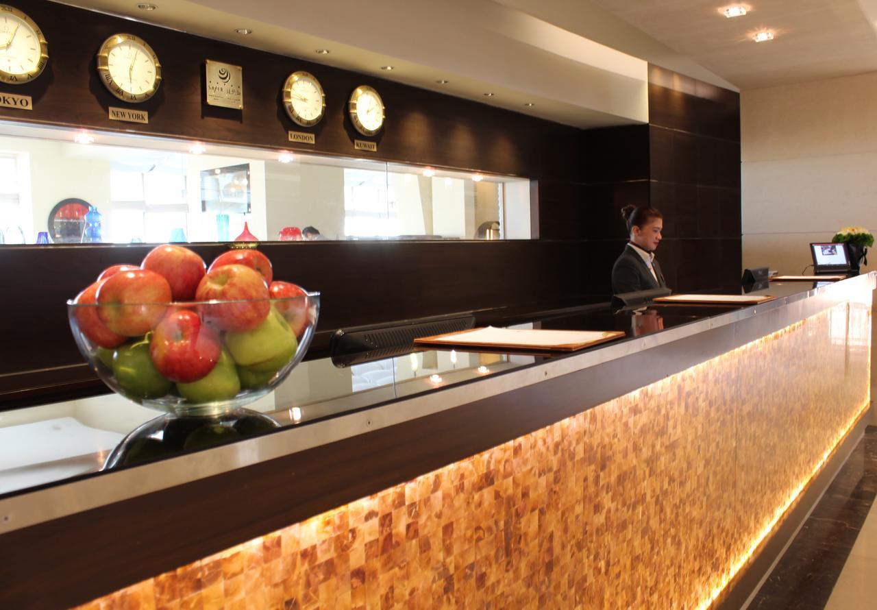 Safir Fintas Hotel Kuwait Koweït Extérieur photo Reception desk at the hotel