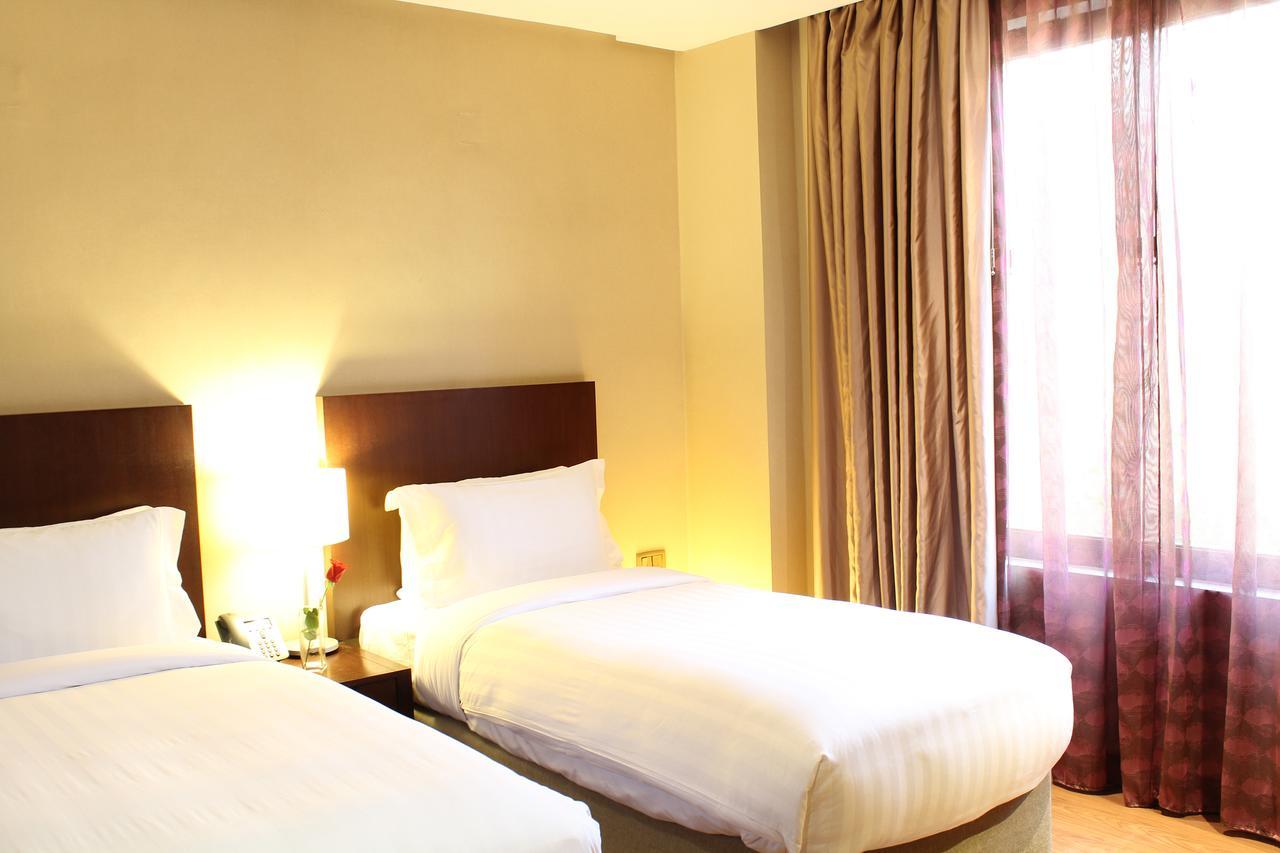 Safir Fintas Hotel Kuwait Koweït Extérieur photo A typical room at the hotel